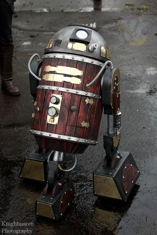 
knightmare6:

A steampunk R2-D2, out in the parking lot of the Radisson Hotel on Sunday (May 19th, 2013). It rolled around the parking lot, complete with whirls, clicks, and other noises.
http://www.facebook.com/knightmare6photo

