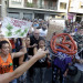 
En una nueva protesta contra la corrupción en España, miles de personas se reunieron ayer en una “Barbacoa (asado) de chorizos” ante las sedes del Partido Popular en Madrid, Barcelona y otras ciudades principales españolas. (EFE)