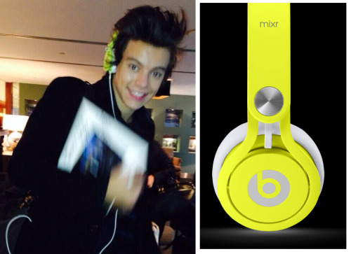Thank you Shawnie! 
Harry wore these headphones when he was at JFK airport (8th December 2013) 
Beats by Dr Dre - £219.95
These are the same headphones that Lou wore in this post - http://dresslike-1d.tumblr.com/post/55953898441/lou-teasdales-headphones-boots-neon-yellow