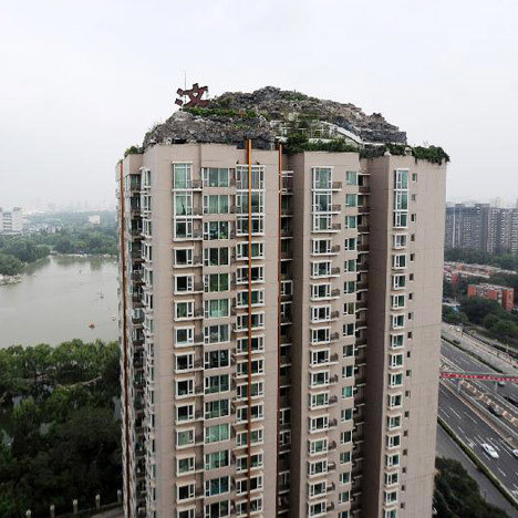 (via Man ordered to remove fake mountain villa on top of Chinese tower)