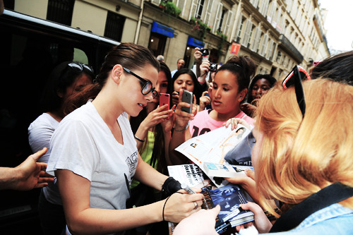 
Kristen with fans :D
