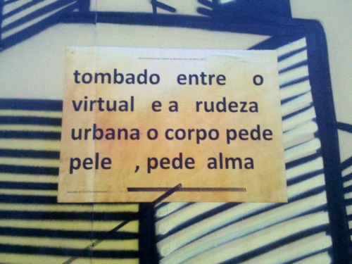 eu-sem-poesia:

"Tombado entre o virtual e a rudeza urbana o corpo pede pele, pede alma" @ Muro do SESC Avenida Paulista, São Paulo, SP
