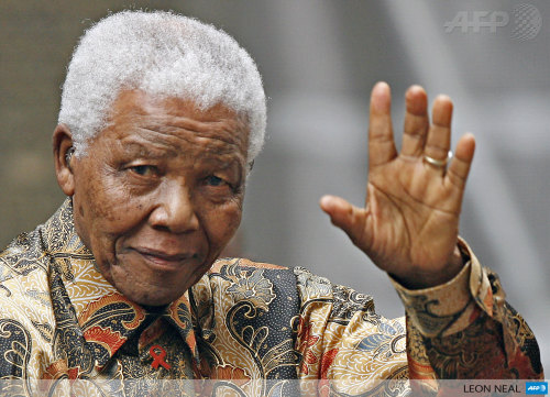 afp-photo:

UNITED KINGDOM, London&#160;: Former South African President Nelson Mandela waves to the media as he arrives outside 10 Downing Street, in central London, 28 August 2007, for a meeting with British Prime Minister Gordon Brown. Mandela is to attend the unveiling Wednesday of a statue in his honour opposite the British parliament. The wraps will be taken off the statue Wednesday and will see the likeness of the 89-year-old Nobel peace prize winner stand alongside the likes of former British prime ministers Winston Churchill and Benjamin Disraeli.AFP PHOTO / LEON NEAL
