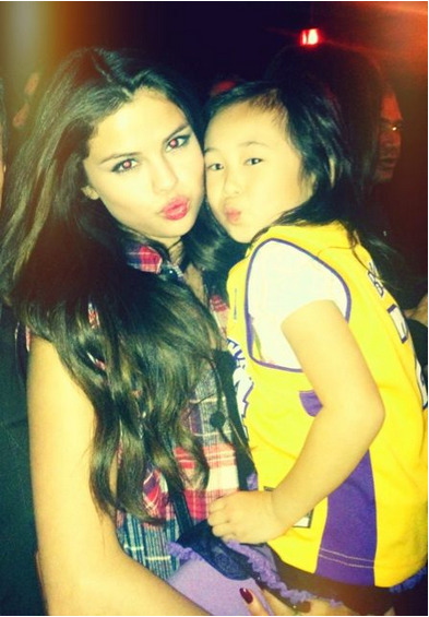 @selenagomez: Almost kidnapped a fan last night.. I can’t handle how cute she was. I took at least 40 pics of us. Lol 