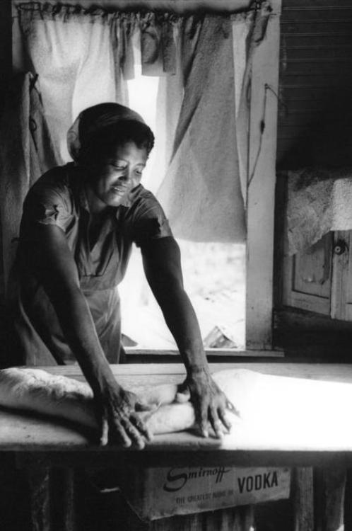 Eve Arnold
Bread making. Small town in Bahamas (1960)