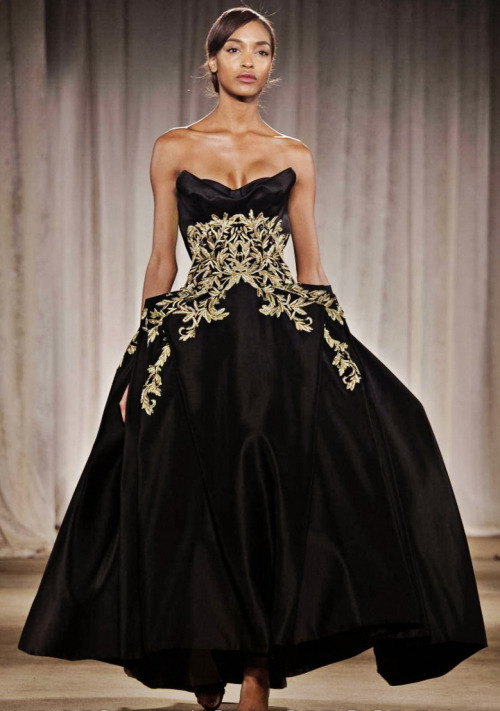 fashionandfiction:

fuckyeahfashioncouture:

Marchesa Fall-Winter 2013

Halle Berry should wear this at the Oscars