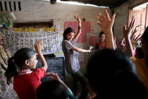 @unicefusa: @UNICEF Ambassador @selenagomez + students in #Nepal take time out from class to learn some new moves! @unicef_nepal