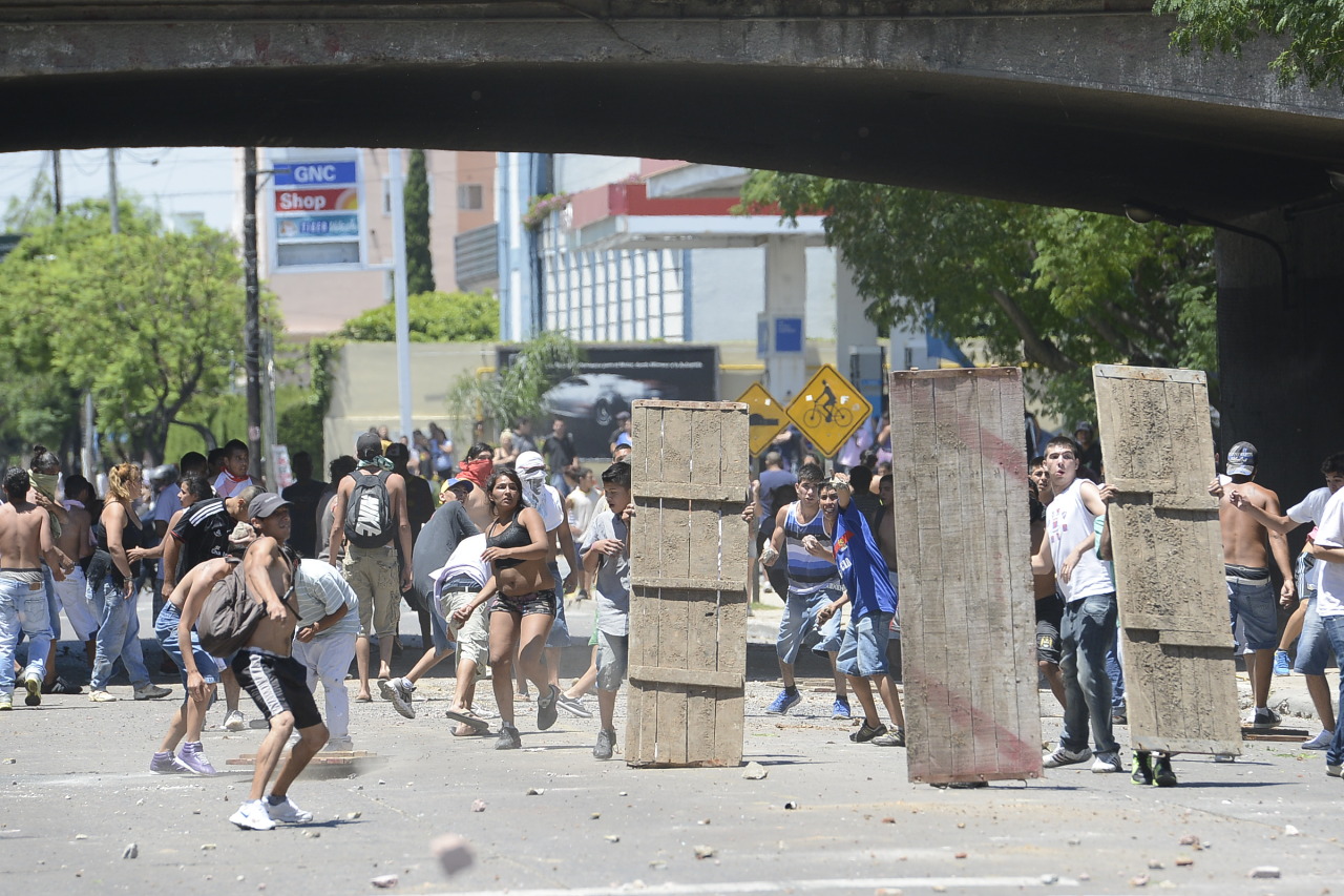 Saqueos y represión en San Fernando. Por Andrés D&#8217;Elía y David Fernández.