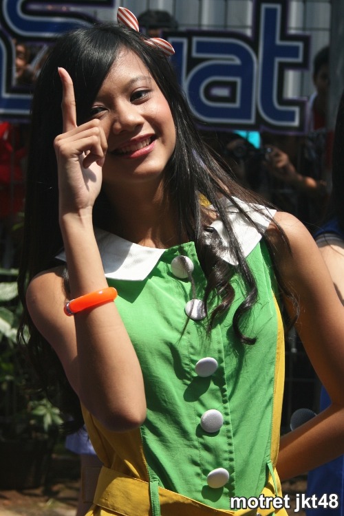 Noella Sisterina (@Noella_JKT48) JKT48 Trainee. Dahsyat RCTI live TV performance, Jakarta, 10/02/2013.