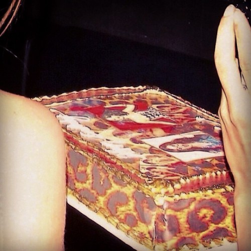 realsarahmonline:Selena’s pre birthday cake was so cute but so small. I’m sure her main one will be huge.