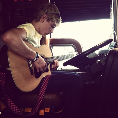 💛 @rossr5 playing guitar and driving #loudtour bus!