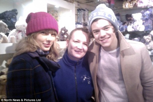 
Taylor and Harry and a fan today (12/12/12)
