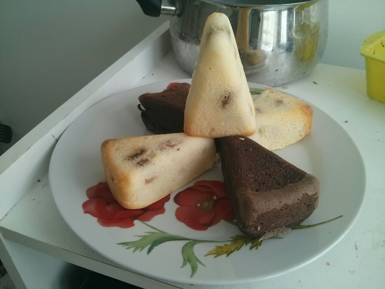 Mini gâteau triangle vanille-raisins et chocolat-cerises