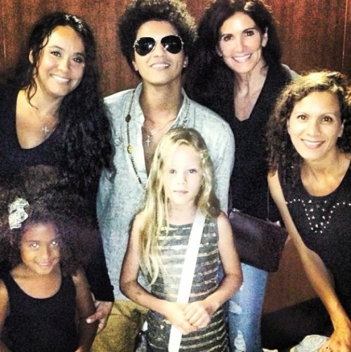 (July 28) Bruno after the show with fans in Los Angeles