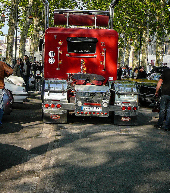 Peterbilt Lavaur 2 on Flickr.Arrière du Peterbilt présent à Lavaur pour le festival Rock &amp; Cars 2013