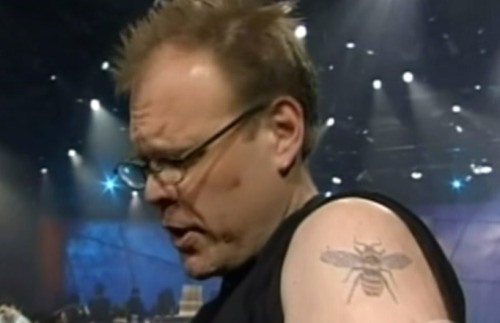 Alton Brown has a bee tattoo!!!!!!!!! He is way cool. Page 1 of 1