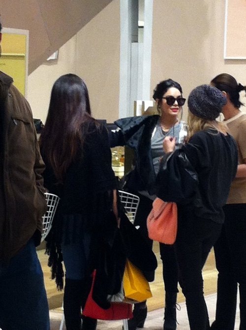  <br /> Selena, Vanessa Hudgens, Ashley Benson, and Rachel Korine shopping in Paris <br /> 