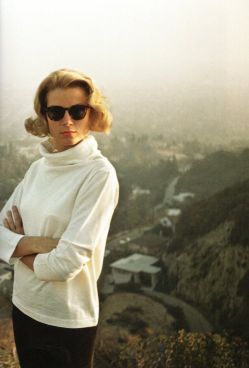 graceandfamily:

Grace Kelly. Hollywood Hills portrait by Howell Conant, 1955.
