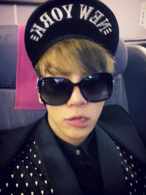[Selca] Jonghyun twitter update&#160;: on his way to Bangkok 130315 -
Key and I are all black today kekeke. Preview&#8230; Let&#8217;s see the preview&#8230;!!!

Credit: realjonghyun90
Translation&#160;: Shiningtweets