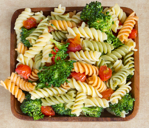 lilyskinned:

vegan-yums:

Picnic Party Pasta Salad / Recipe

YUMMMM
