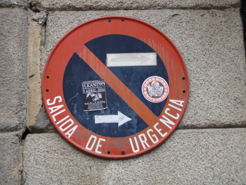 Sign reading 'Salida de urgencia' - trans. 'Emergency exit'