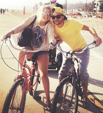 #SPOTTED: Tom and Kelsey hanging out in Santa Monica on March 24, 2013!! 
xoxo TWGossipGirl