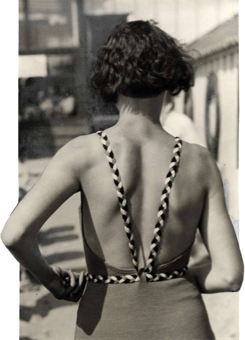 lauramcphee:

Femme en maillot de bain vue sur le dos, publiée dans la revue Vie badnummer, 1933 (Photographe inconnu) via
