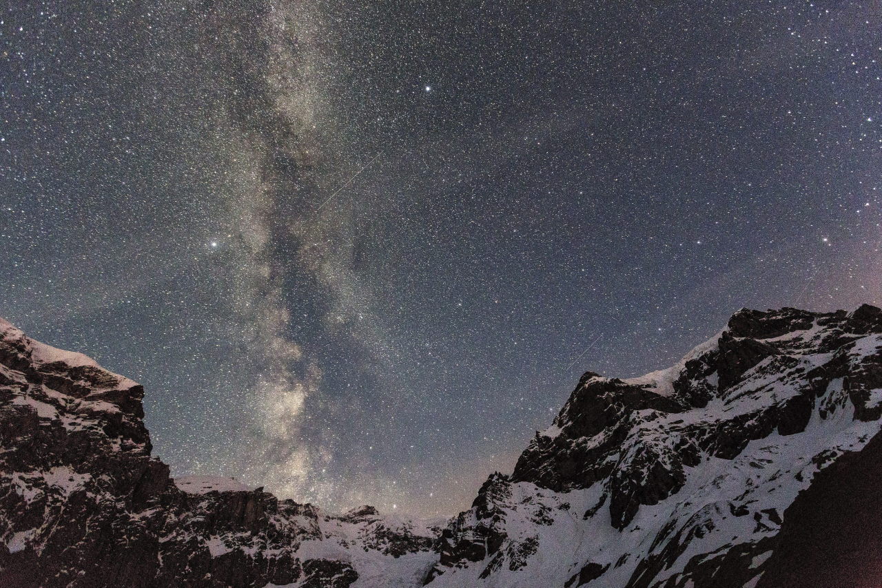  

Imagen de la Vía Láctea que puede observarse desde las montañas de Piz Urlaun y Toedi en Linthal, Suiza. (EFE)