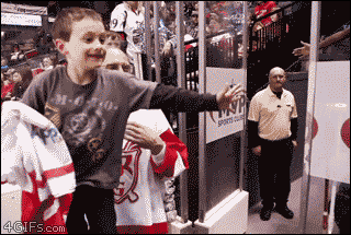 4gifs:

Hockey player makes kid’s day. [video]
