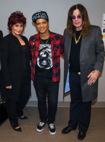 bruno-news:  UNTAGGED Sharon Osbourne, Bruno Mars and Ozzy Osbourne backstage at The Chelsea in Las Vegas (thanks to wheniwasyourman)   epic