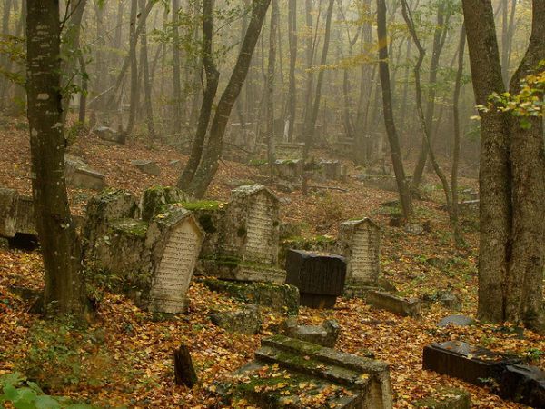 (via 8 Haunting, Other-Worldly Necropolises and Cemeteries | Urban Ghosts |)