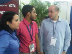 Un periodista entrevistando a la diputada del Parlatino Delsa Solórzano y al abogado Luis Izquiel.
