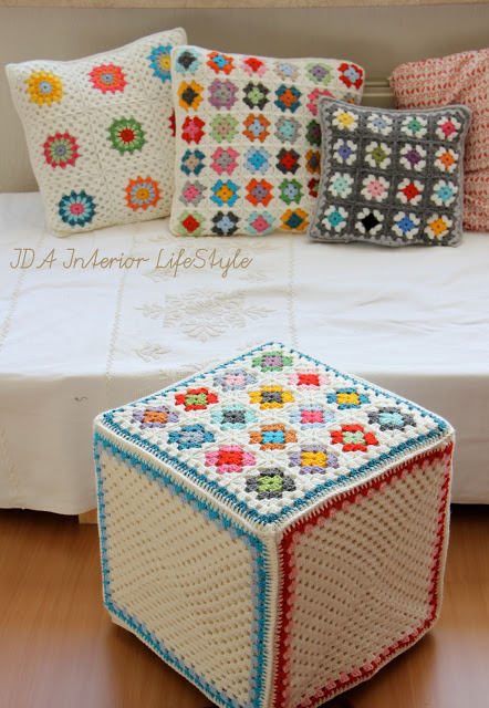soaring-imagination:

Crochet pouf and pillow cushions by Ilaria Chiaratti, 2011 [source]