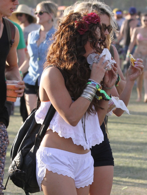 Vanessa Hudgens got into the act of dressing in something really short and skimpy for Coachella&#8230;Her and younger sister Stella hit up the music festival with their entourage which also included Vanessa&#8217;s current boyfriend, Austin Butler. Anyway, Coachella continues and the ladies continue to try and dress up like hippies&#8230;#1