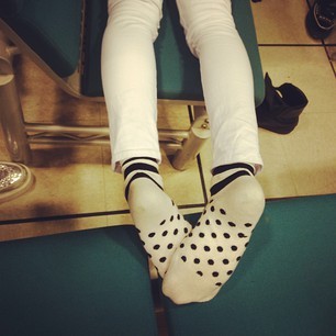 [Photo] Key’s Instagram Update 130331 #2 - With Minho&#8217;s feet 
minho is sleeping for real 
Credit: bumkeyk


[Photo] Key’s Instagram Update 130331 - http://bit.ly/16pegVm 