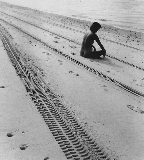 Fritz Henle, Beach with sitting nude and tracks, 1953
