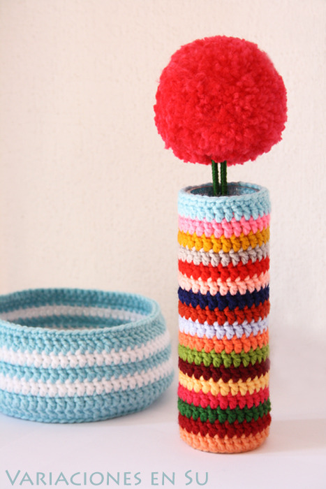Crochet Vase Cover &amp; Pom Pom FlowerFuente: Variaciones en Su