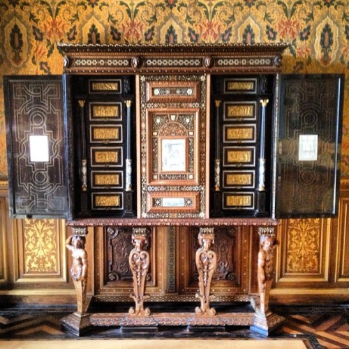 “Cabinet” italien du 16ème s., incrustations de nacre et d’ivoire gravé à la plume, cadeau de mariage fait à François II et Marie Stuart.
 (à Chateau De Chenonceau)