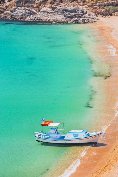 thisismygreece:

This is my Greece | Boat at Super Paradise beach on Mykonos island, Cyclades
