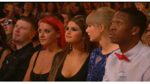 Selena and Taylor at the BBMAs, while Justin Bieber accepts his award.