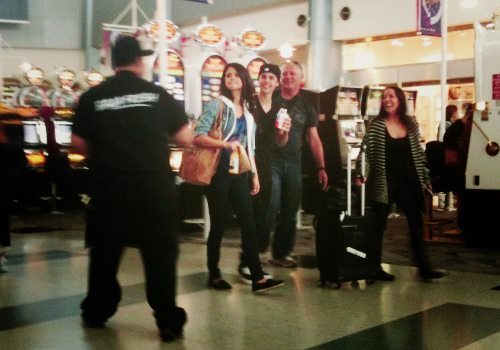 A new rare photo of Selena and Justin with Justin’s mother Pattie and his bodyguard Moshe. 