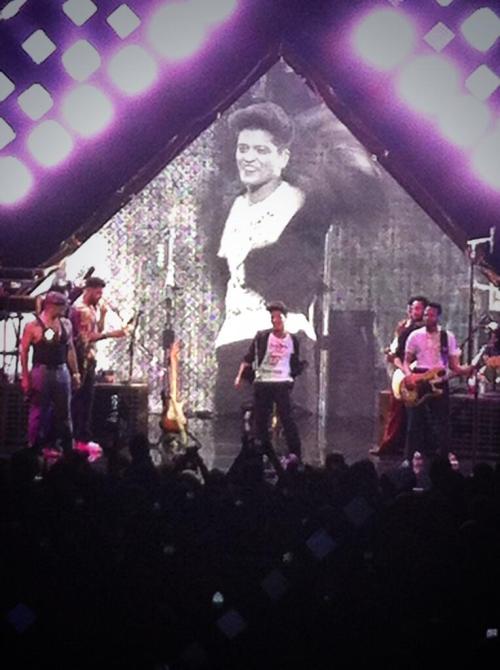 bmars-news:  ”@.behold_turtle: Loved Bruno Mars at @.Cosmopolitan_LV tonight! He rocked Vegas.”