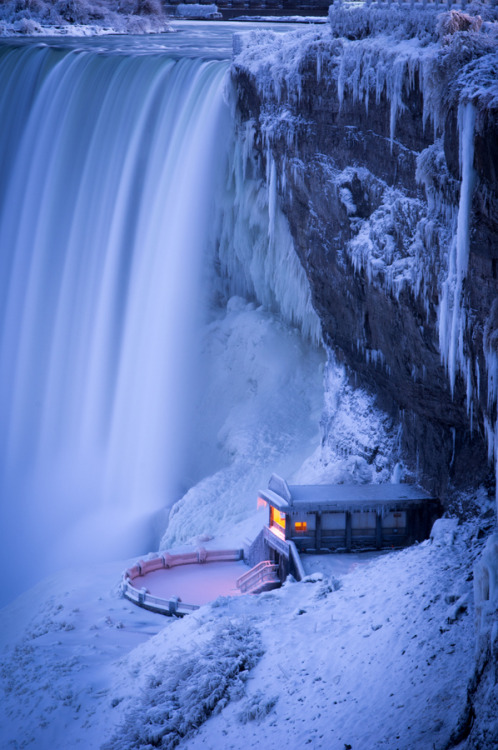 travelingcolors:

Niagara Falls in Winter (by Matt Taggart)
