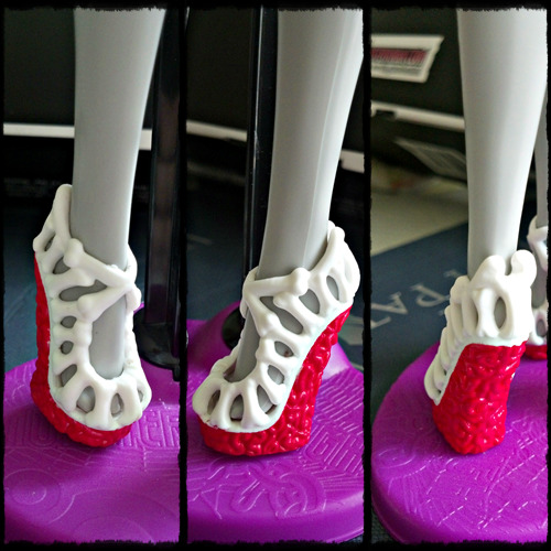 monster-everafter-high-girls:

I’m sure everyone has seen these shoes before. GNO Ghoulia is wearing her DDG Shoes.
