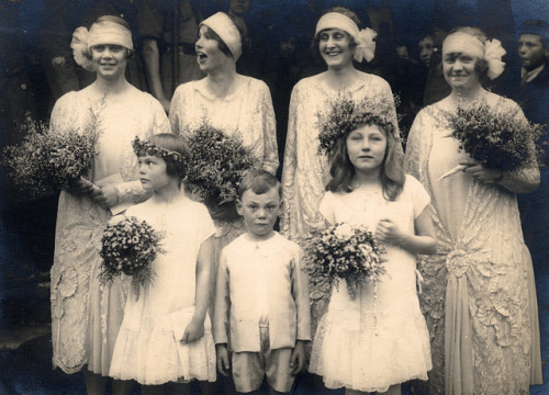 kittyinva:

intothebeautifulnew:

Bridesmaids, flowers, &amp; an angry boy, 1920s.

Kittyinva: I’d date this 1925-26.

Yup, particularly with those bandeaux. 