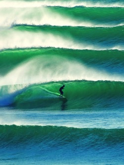 surfsouthafrica:

Perfect waves at Impossibles, bali.
