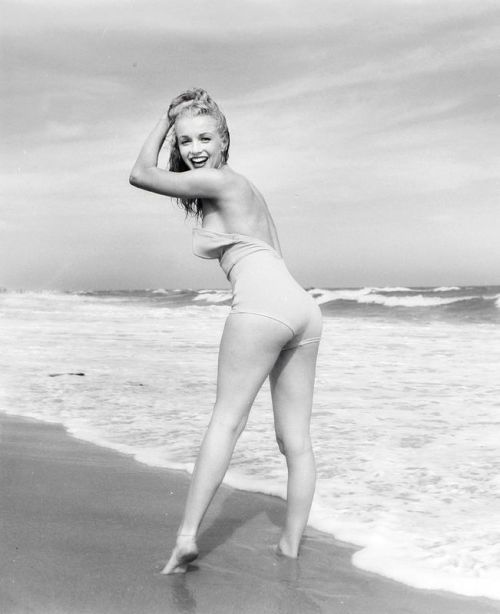 
Marilyn photographed by Andre De Dienes, 1949
