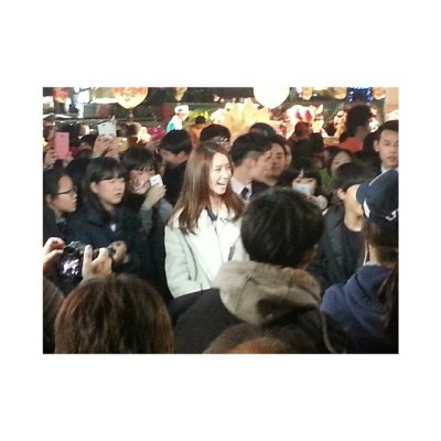 We are at Lotte World right now and we saw a whole lot of people screaming and there are camera crew everywhere so @des_tini and I went over and it was #Yoona from #SNSD #GirlsGeneration! I saw an idol!!! Woohooo!! And she happens to be one of my favourite SNSD too! What luck! Happyyyy!! The husband has clearer pics of her, will upload it soon! #6_Korea13