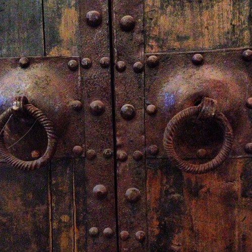 #door #chinese #chinesedoor #antique #old #vintage #doorhandles #doorknockers #detail #architecture #rust #texture #decor #beautiful #love