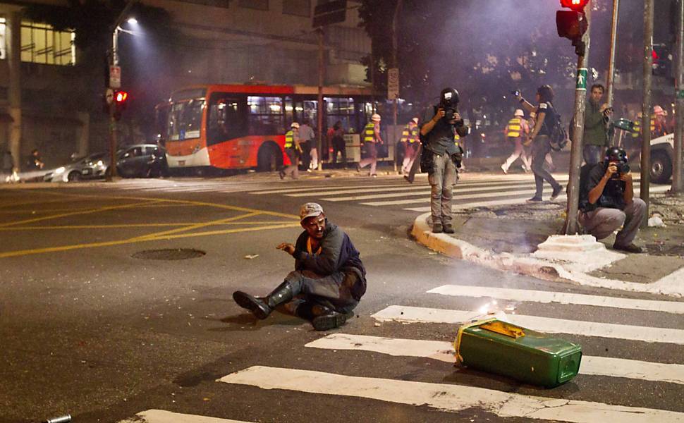 Manifestante caído durante confusão com a polícia na rua da Consolação (foto: Eduardo Knapp/Folhapress) (x)